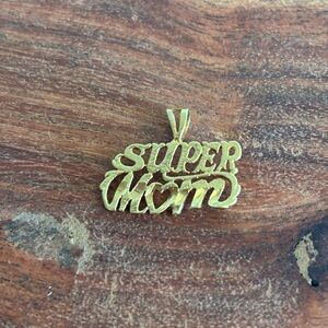 14K Yellow Gold Super Mom Charm Pendant Necklace Signed 1.2 grams